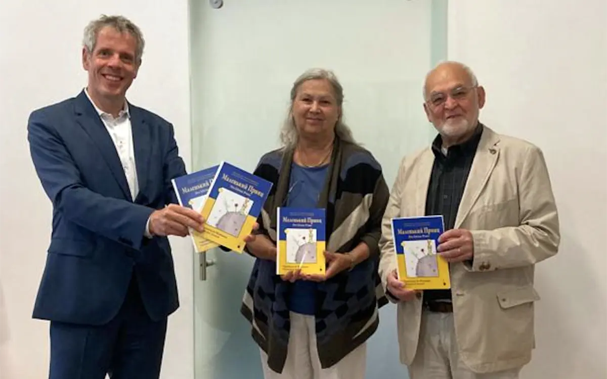With Christian Engelhardt, Head of district authority of our home district Kreis Bergstrasse, at the presentation of a book donation to the district 2022
